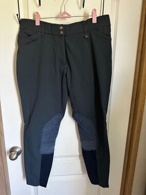 Romfh Women’s Riding Breeches in Hunter Green/Dark Green.